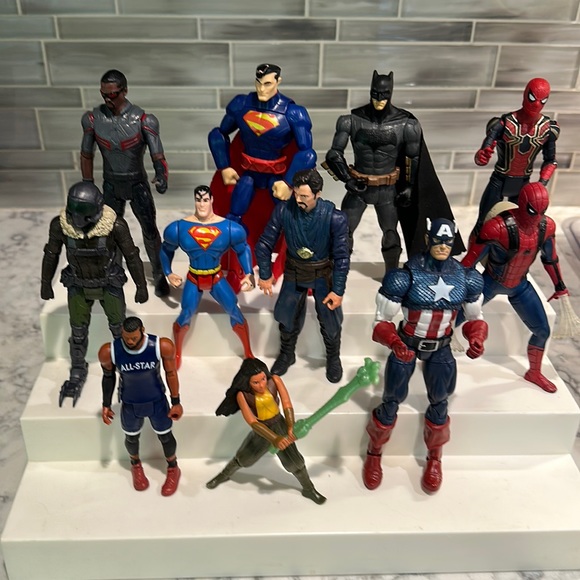 LARGE LOT OF ACTION FIGURES - Picture 1 of 8